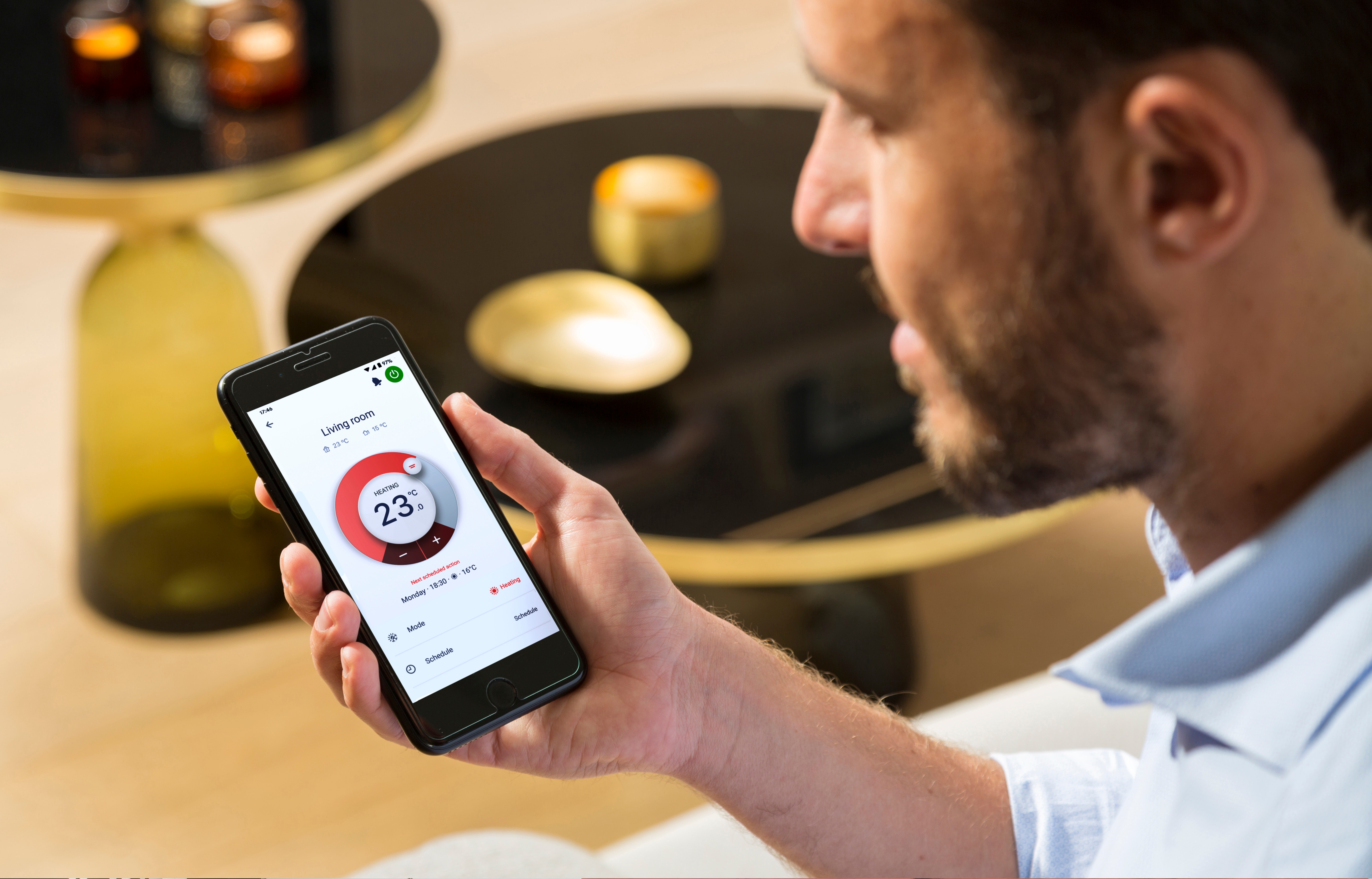 Man die de Onecta app op zijn smartphone gebruikt