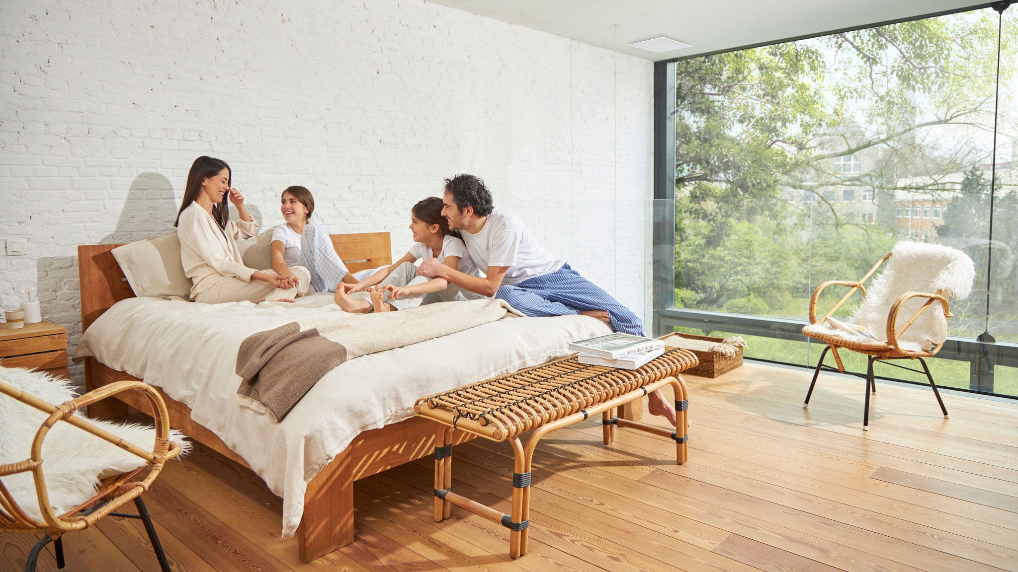 Gezin van vier dat geniet van een goed geventileerde kamer