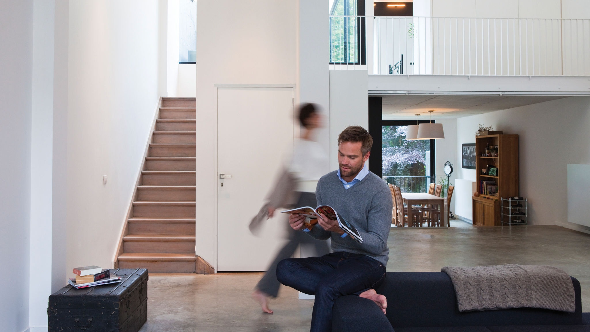 Man leest een tijdschrift in zijn woonkamer die een perfecte temperatuur heeft