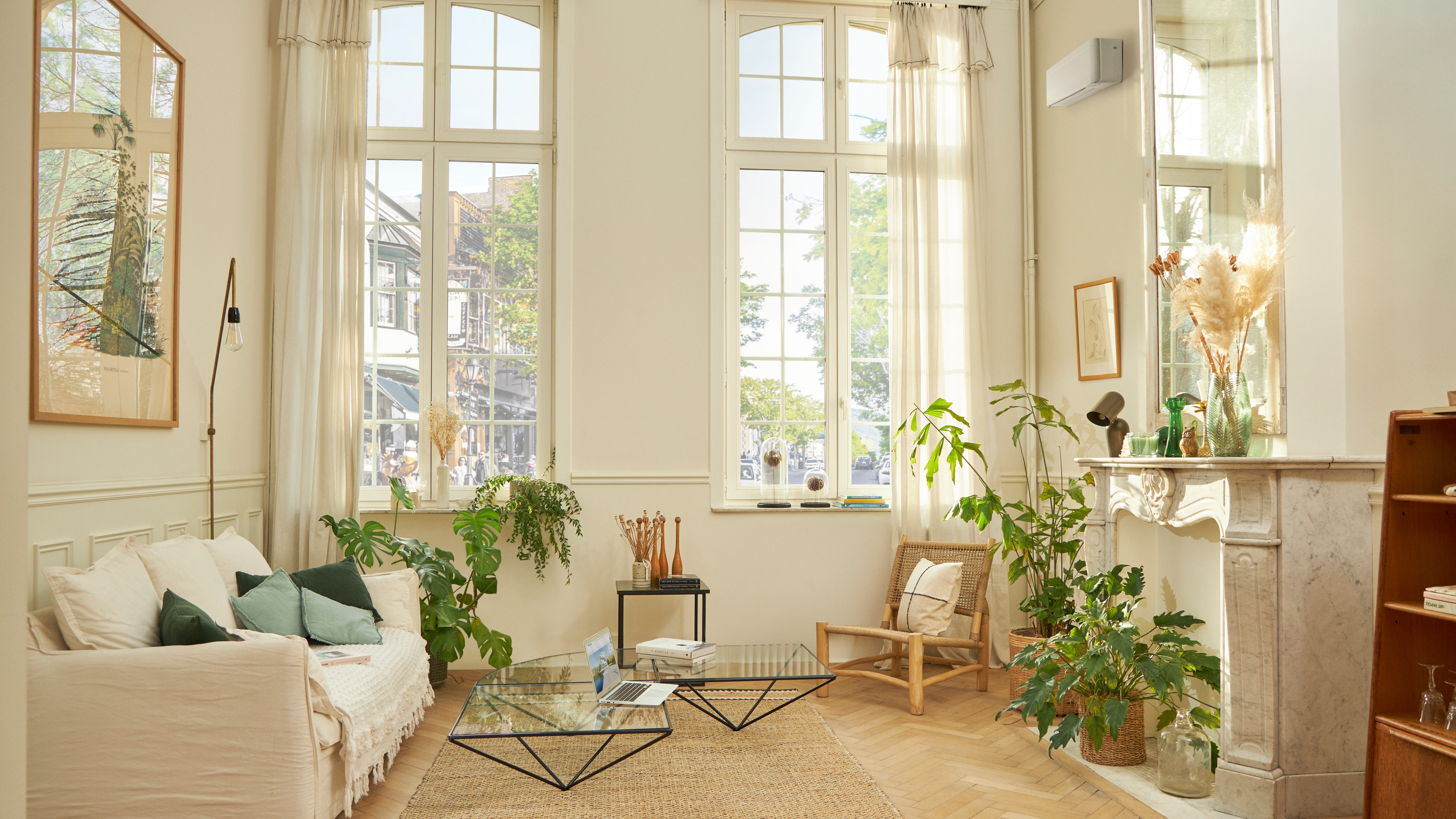 Prachtig gestylde woonkamer voorzien van een witte airconditioning wandmodel