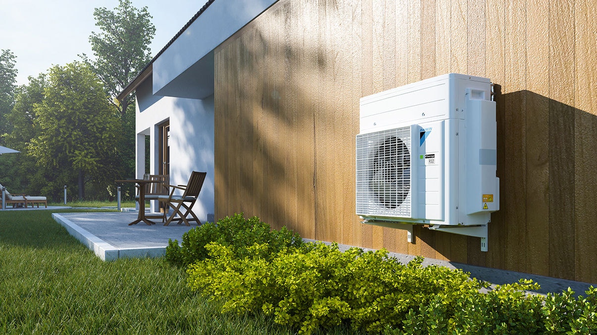 Buitendeel van de hybride warmtepomp, netjes geïntegreerd in de tuin