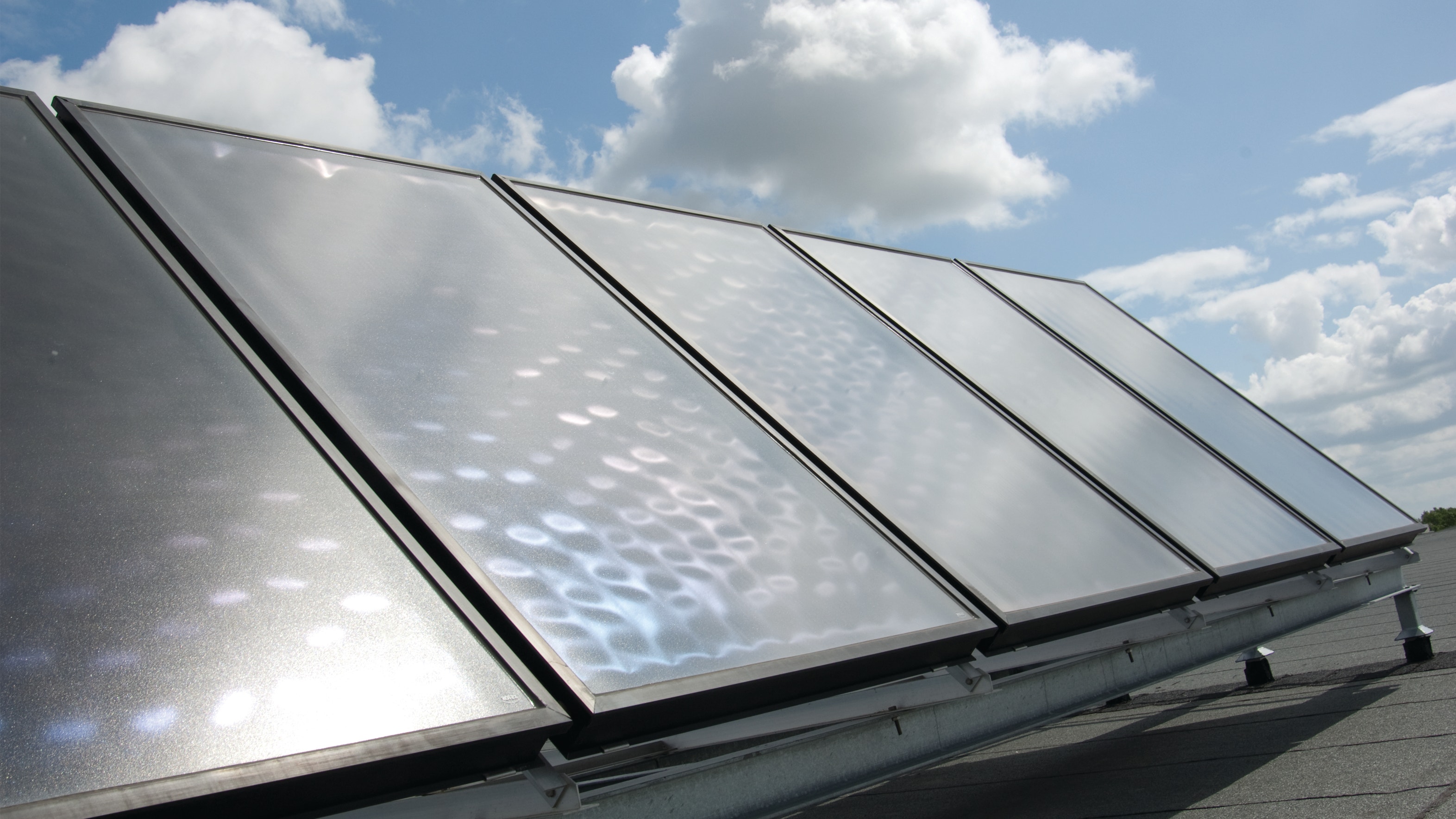 Zonnepanelen onder een blauwe hemel