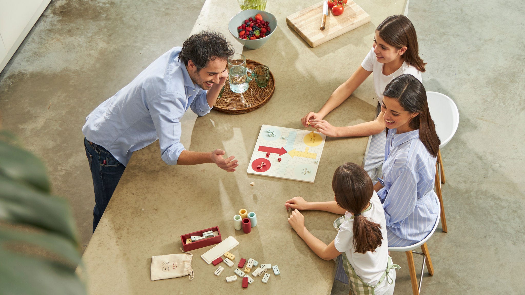 Gezin met twee kinderen spelen een spelletje aan de keukentafel in hun energieneutrale woning