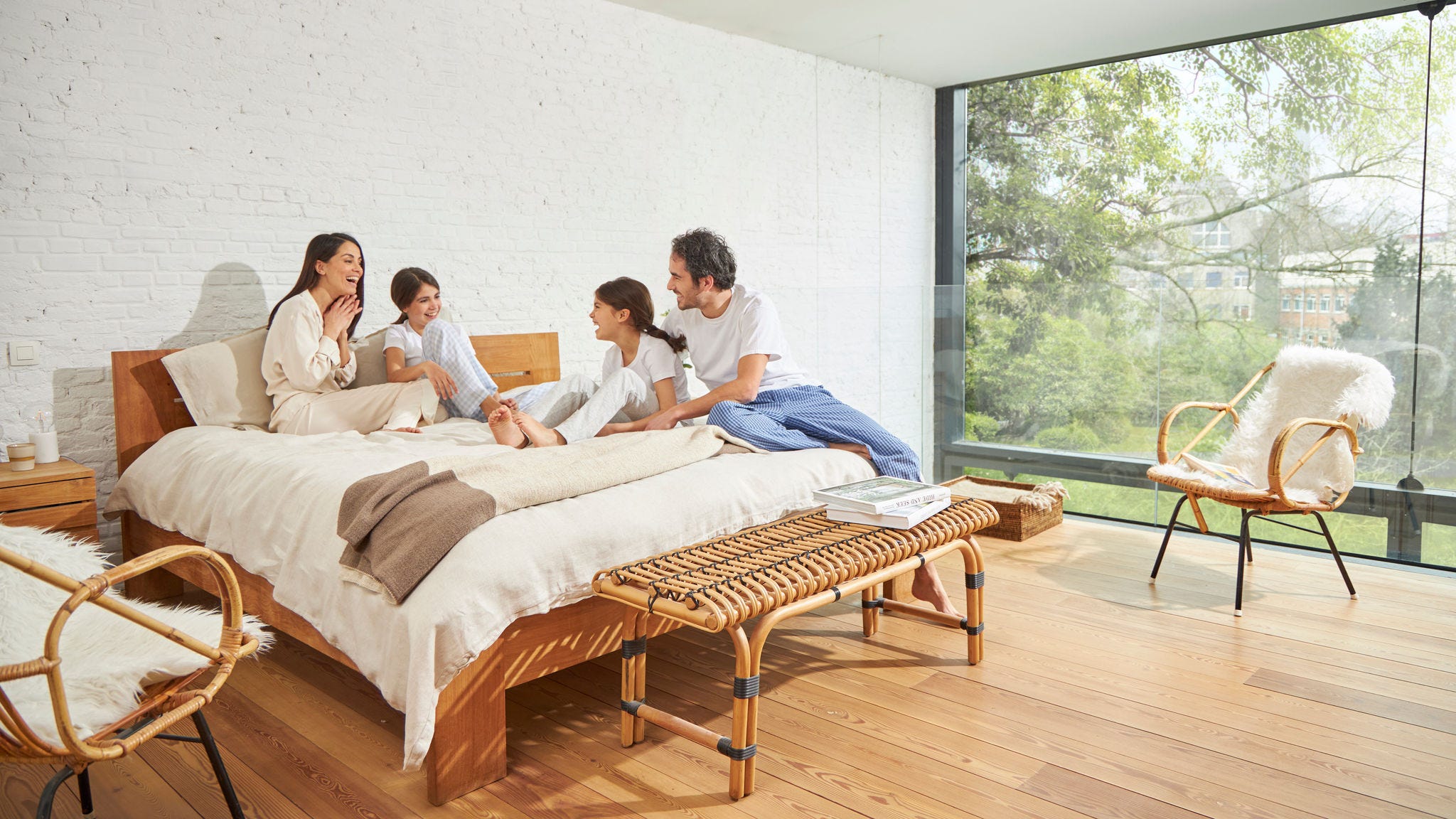 Gezin van vier dat dankzij ventilatie geniet van verse lucht in de woonkamer