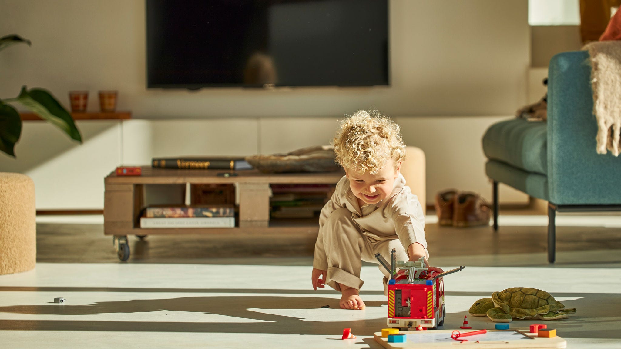 Een kind speelt met zijn speelgoed