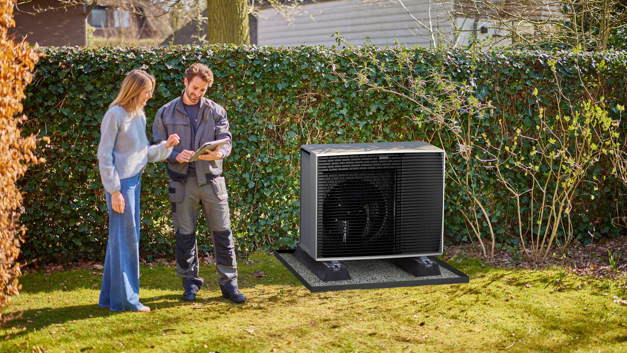 Buitendeel van een lucht/water warmtepomp geïnstalleerd in een tuin