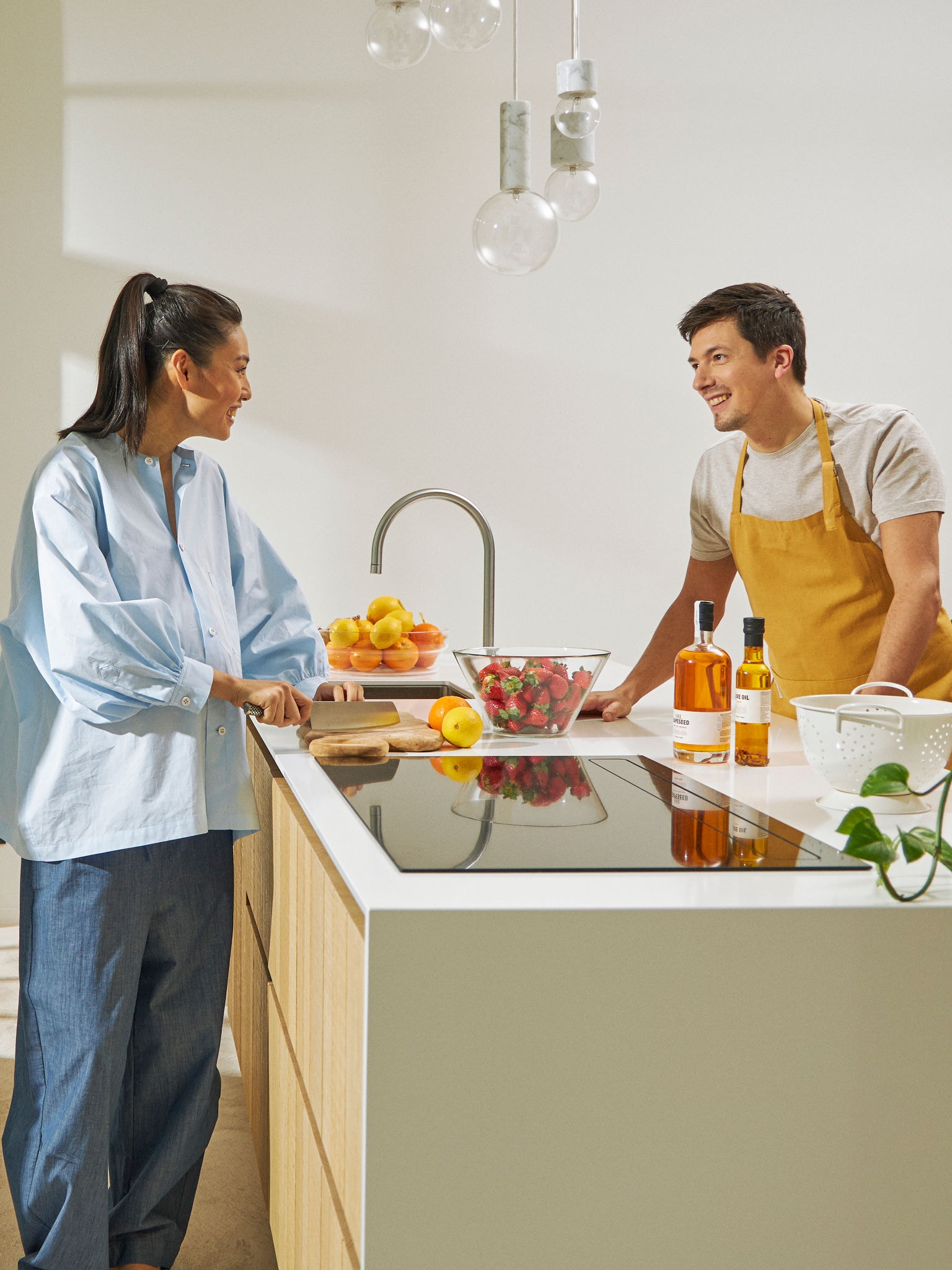 Zwanger stel bereidt samen een maaltijd in de keuken